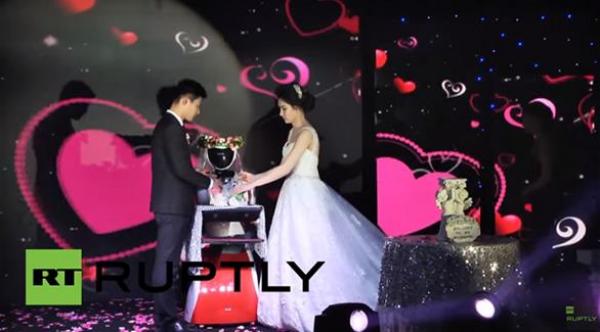 بالفيديو: روبوت "إشبينة" يسرق الأنظار بحفل زفاف صيني