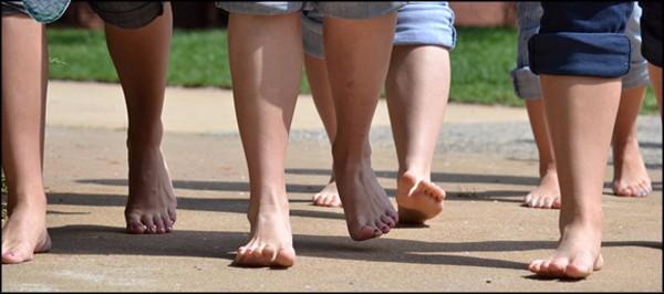 المشي حافي القدمين ساعة يوميا يحسن المزاج ويقلل الضغوط