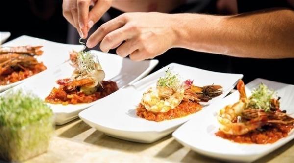 الأكل في مطاعم باستمرار يؤثر على الهرمونات