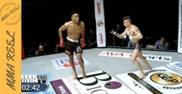 بالفيديو.. ملاكم مغرور يتلقى درسا قاسيا بعد دخوله وصلة رقص