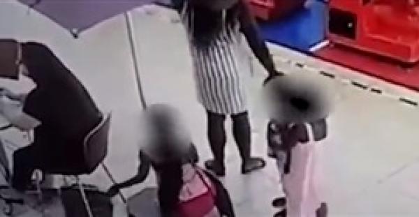 امرأة تستخدم أطفالها في سرقة حقيبة امرأة داخل مول ( فيديو)