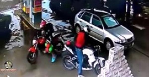 بالفيديو.. مالك دراجة نارية يسقط لص بشجاعة