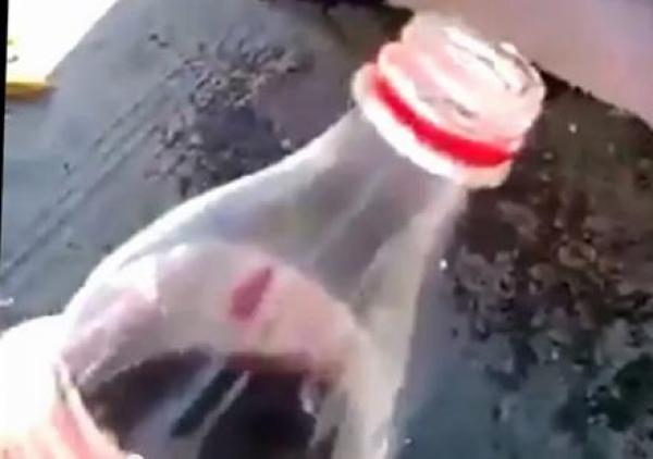 بالفيديو .. "الكولا" يزيل الصدأ بكفاءة