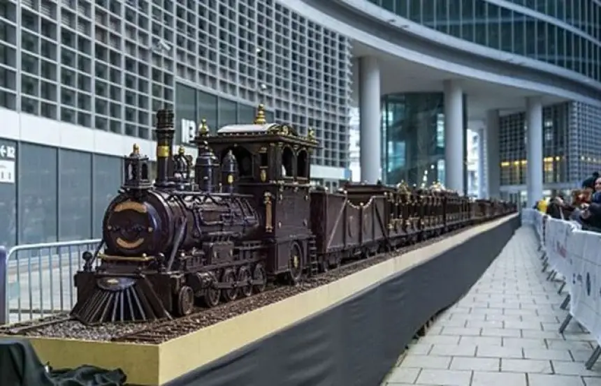 55 متراً من الشوكولاتة.. مالطي يدخل غينيس بأطول قطار بخاري مصنوع من الحلوى