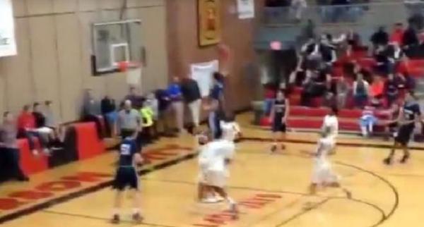 مراهق أمريكي يسجل رمية سلة بطريقة عنيفة