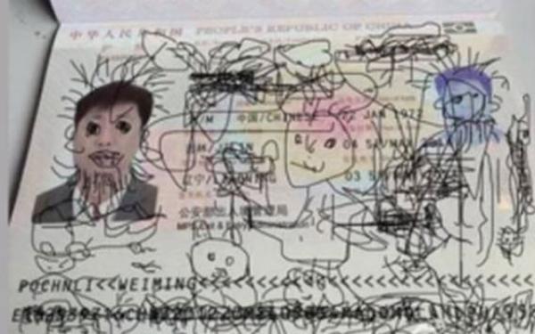 رجل يعلق بين دولتين بسبب "شخابيط" ابنه على جواز السفر