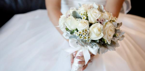 عروس تصاب بالرصاص خلال زفافها وترفض إلغاء الحفل