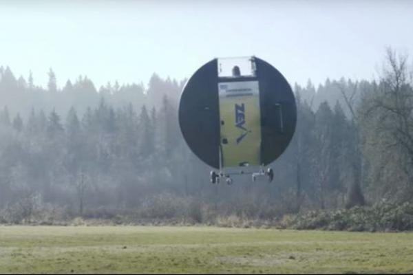 مهندس أمريكي يحقق حلمه في الذهاب إلى العمل بطبق طائر(فيديو)