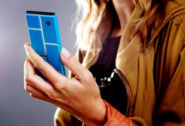 هاتف غوغل بقطع قابلة للتغيير تحت الاختبار