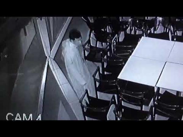 بالفيديو:  "شفار" يسرق كراسي مقهى بمراكش