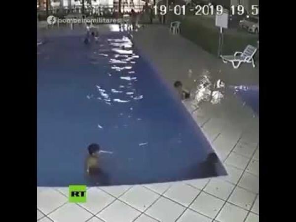 رجل أمن ينقذ صبي من الغرق في حمام السباحة