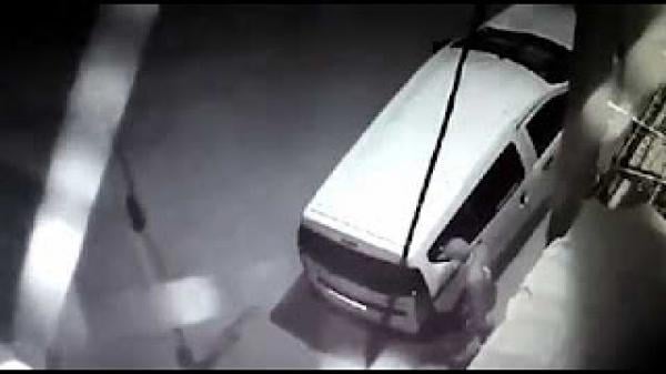 كاميرا مراقبة ترصد شفار في محاولة لسرقة سياراة بأفورار