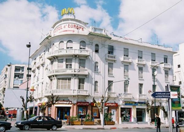 بالصور:شخص يتجول عاريا بمدينة القنيطرة يثير اشمئزاز الساكنة وغضبها