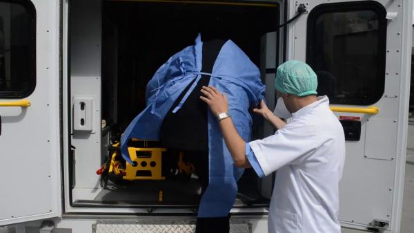 بالزغاريد والتصفيق..لحظة خروج طبيب تطوان الذي أثارت إصابته بكوفيد-19 ضجة واسعة