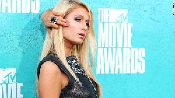 باريس هيلتون تفتتح متجراً لها في مكة المكرمة