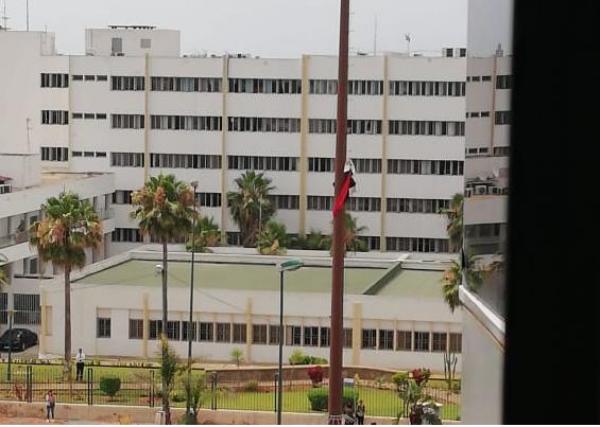 مواطن يتسلق عمود "مي عيشة" ويهدد بالانتحار وسط الرباط (فيديو)