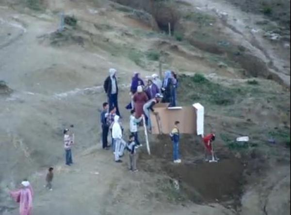 طنجة: مواطنون يقومون برشم الأراضي لبناء مساكن في غياب السلطات