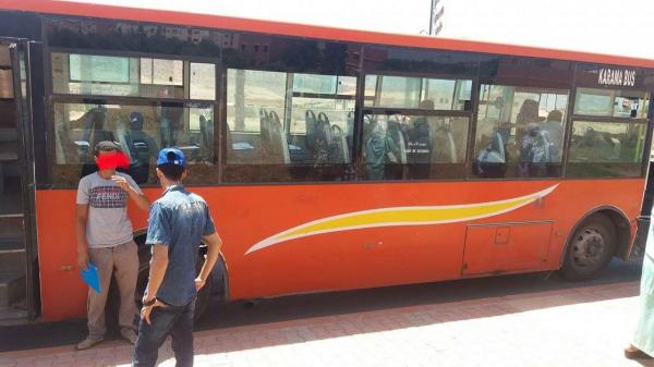 عوتاني فلتنا من فاجعة... انفجار احدى عجلات حافلة للنقل القروي الحضري وهلع بين الركاب (صور)