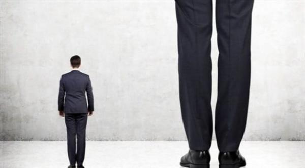 "عقدة نابليون" تؤكد.. قصار القامة أكثر ميلاً لاكتساب سمات النرجسية والاعتلال النفسي.