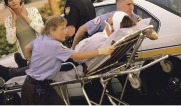 توجه للمستشفى للعلاج من طعنة زوجته فدهسته سيارتان