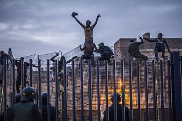 إصابة 9 عناصر من الحرس المدني الإسباني خلال محاولة عبور 150 مهاجرا إلى مليلية المحتلة