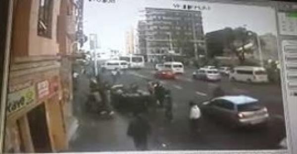 بالفيديو.. رجل يلقي زوجته وطفليه من الطابق الثاني لإنقاذهم من النيران