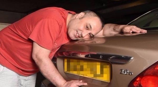 بالصور: وقع في حب سيارته بسبب حالة مرضية نادرة