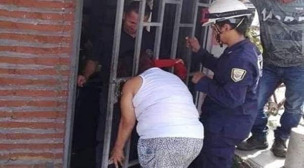 حاولت التجسس على الجيران.. فعلق رأسها 5 ساعات في الحديد