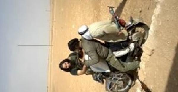 بالفيديو.."داعش" يساعد عجوزا على الخروج من بيتها بعد فرار أبنائها بـ"كوباني"