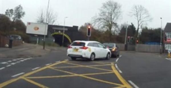 لحظة اصطدام حافلة ذات طابقين بجسر منخفض (فيديو)