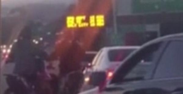 بالفيديو والصور.. عصابة دراجات نارية تحاصر سيارة على الطريق