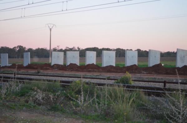 بالصور و الفيديو : بعد وفاة الزايدي الـONCF يعزل ساكنة بوزنيقة عن العالم الخارجي بجدار إسمنتي