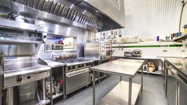 أمريكية تؤدب موظفا بمطعم رفض إعطائها الكاتشب