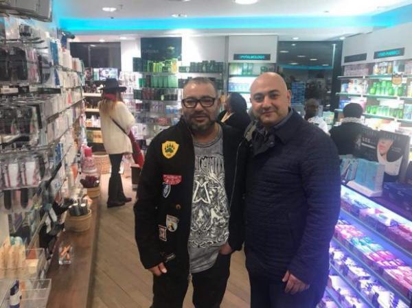 الملك محمد السادس ينتظر دوره في صيدلية بباريس وهذه كواليس لقائه  بسياسي سوري (صورة)