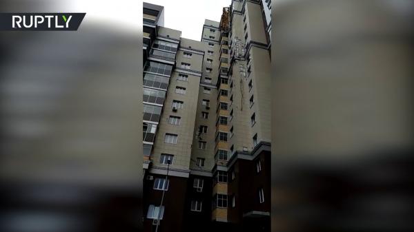 بالفيديو..سقوط رافعة على مبنى سكني في قازان الروسية