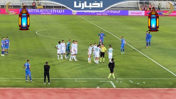 لحظة إعلان الحكم عن ضربة جزاء للسوالم وسط احتجاج اللاعبين والطاقم التقني للرجاء