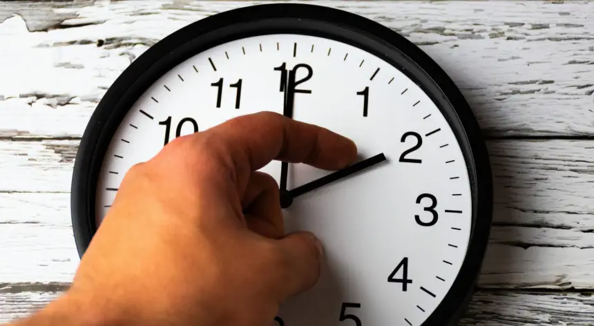 لجنة "عريضة العودة إلى توقيت غرينتش" تستأنف حملة جمع التوقيعات