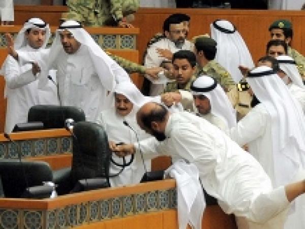 عراك بالأيدي بين نواب في مجلس الأمة الكويتي