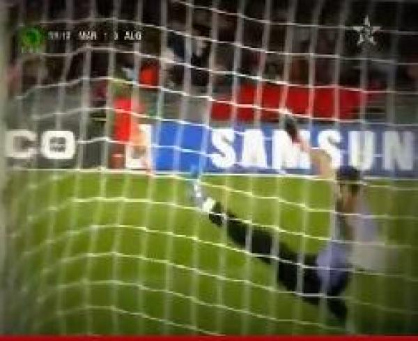 لقطة من لقاء المغرب والجزائر : شاهد ماذا فعل اللاعب للحارس !