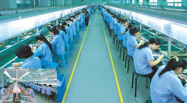 عمال الصين يتقاضون 17 دولاراً لصنع "آي فون" لا يحلمون بشرائه