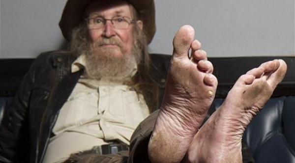 بالصور: تعرّفوا على "بيت ذا فيت" الذي لم يرتدي حذاءً منذ 50 عاماً