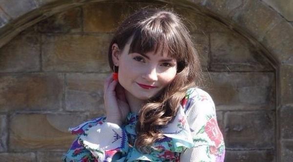 فتاة تنشر إعلاناً للبحث عن رجل وقعت في حبه بالقطار