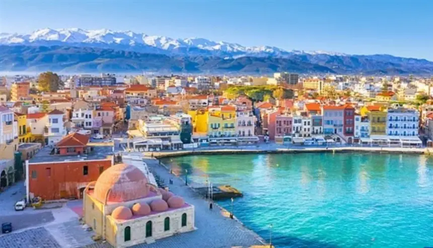 سبب غير متوقع يدفع السياح للتوافد على جزيرة يونانية