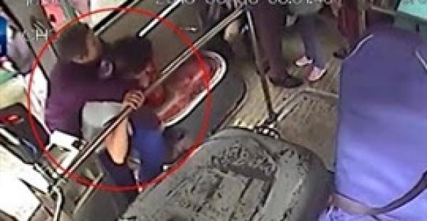 سائق حافلة يحمل راكبا مسنا على ظهره (فيديو)