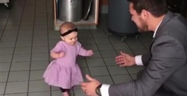 بالفيديو.. رد فعل أب شاهد ابنته تمشي لأول مرة