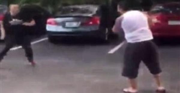 بالفيديو .. رجل يدهس شقيقه بالخطأ أثناء إنقاذه