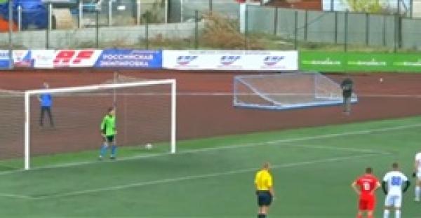 لاعب كرة قدم روسي يسجل ركلة جزاء بطريقة خيالية (فيديو)