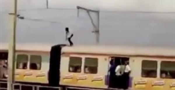 بالفيديو.. متهور يقف على سطح قطار متحرك