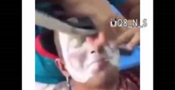 بالفيديو.. احذر من إغماض عينيك أثناء الحلاقة