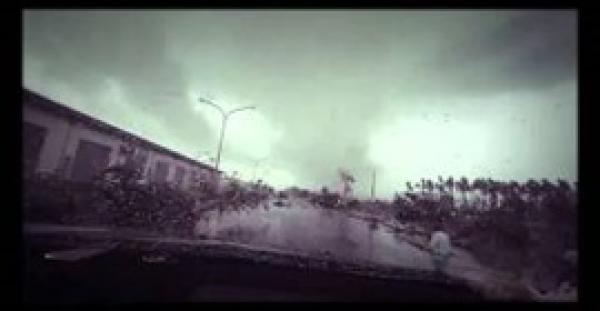 بالفيديو.. دوامة هواء عملاقة تبتلع سيارة وتصعد بها للسماء